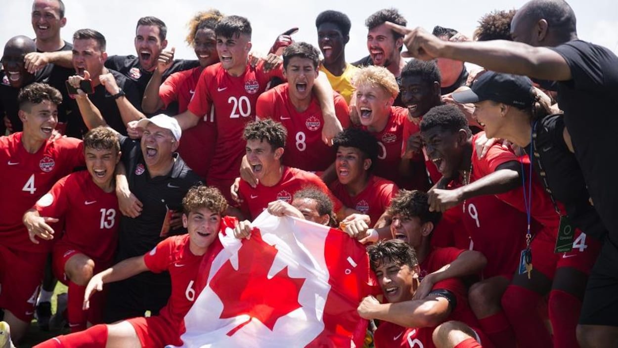 Les joueurs de l'équipe canadienne U-17 célèbrent leur qualification pour la Coupe du monde.