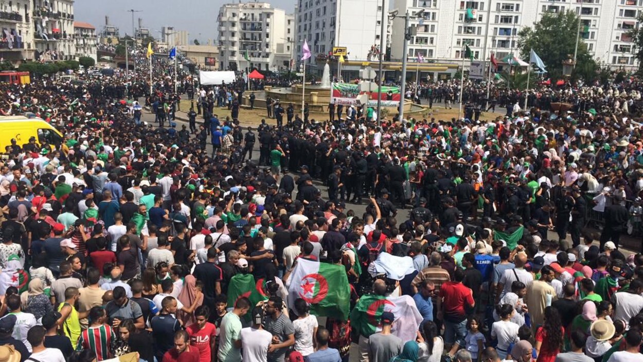 Ils attendent l'arrivée du bus à la place du 1er mai.