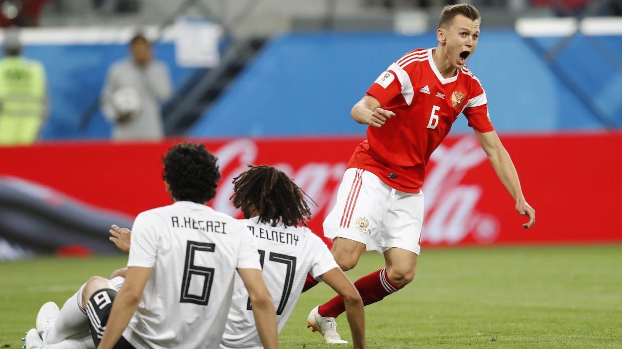 Le Russe Denis Cheryshev (à droite) célèbre son but contre l'Égypte. Le Russe Denis Cheryshev (à droite) célèbre son but contre l'Égypte.