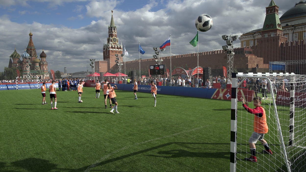 Des enfants jouent au soccer sur un terrain improvisé sur la place Rouge, à Moscou. Des enfants jouent au soccer sur un terrain improvisé sur la place Rouge, à Moscou.