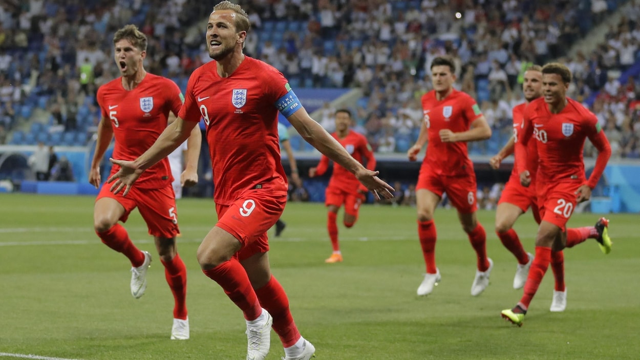 L'Anglais Harry Kane (à l'avant) célèbre son premier but contre la Tunisie à la Coupe du monde de 2018..