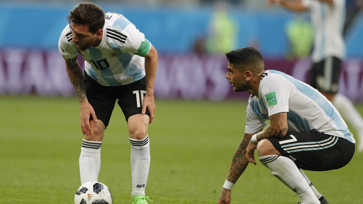L'Argentin Lionel Messi (à gauche) prépare un coup franc avec son coéquipier Éver Banega contre le Nigeria.