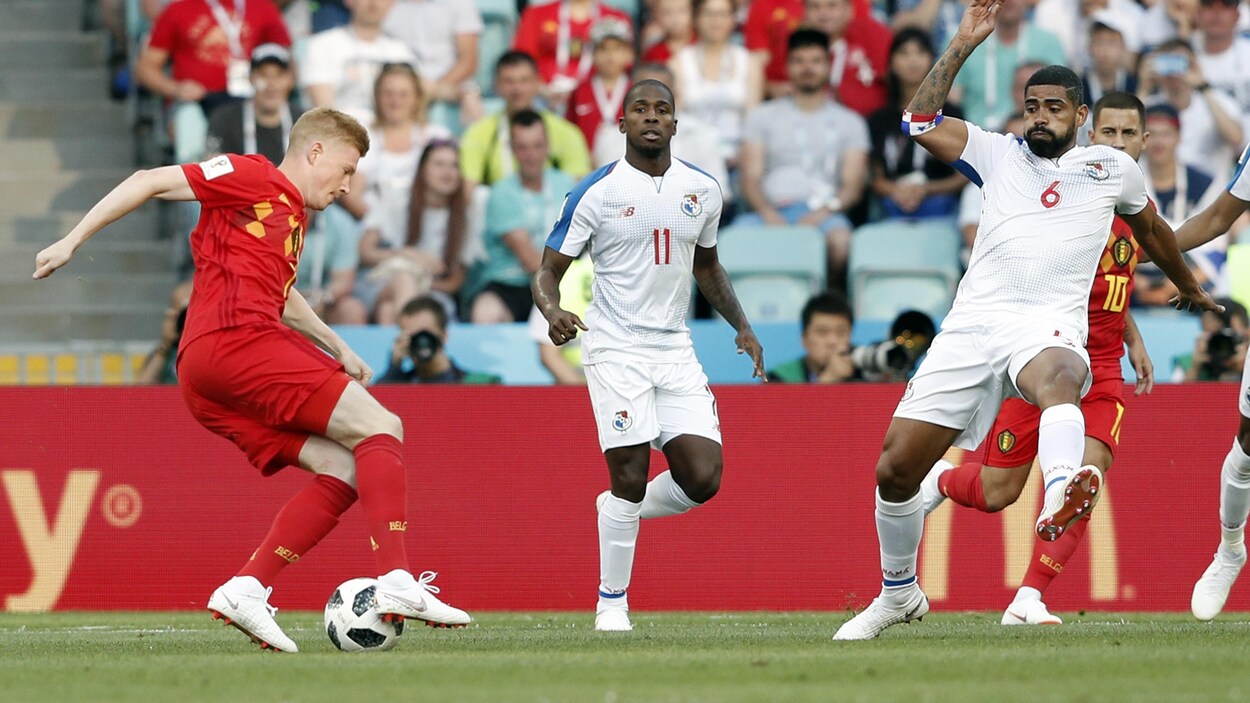 Le Belge maîtrise le ballon devant les Panaméens Armando Cooper (au centre) et Gabriel Gomez au cours du match entre les deux pays à la Coupe du monde de 2018.
