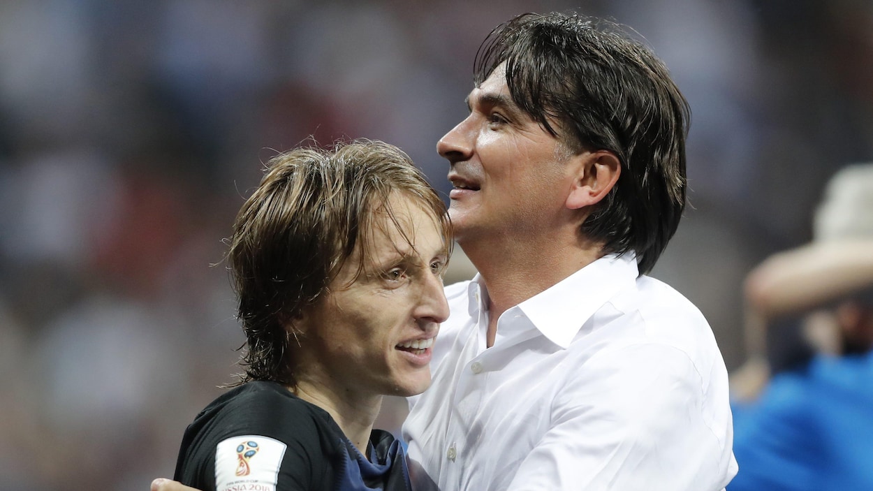 Le milieu de terrain Luka Modric (à gauche) et le sélectionneur Zlatko Dalic célèbrent la victoire de la Croatie contre l'Angleterre en demi-finale de la Coupe du monde.