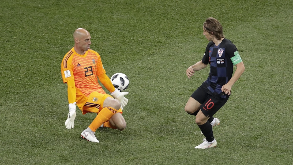 Le gardien argentin Willy Caballero (à gauche) réalise un arrêt contre le Croate Luka Modric.