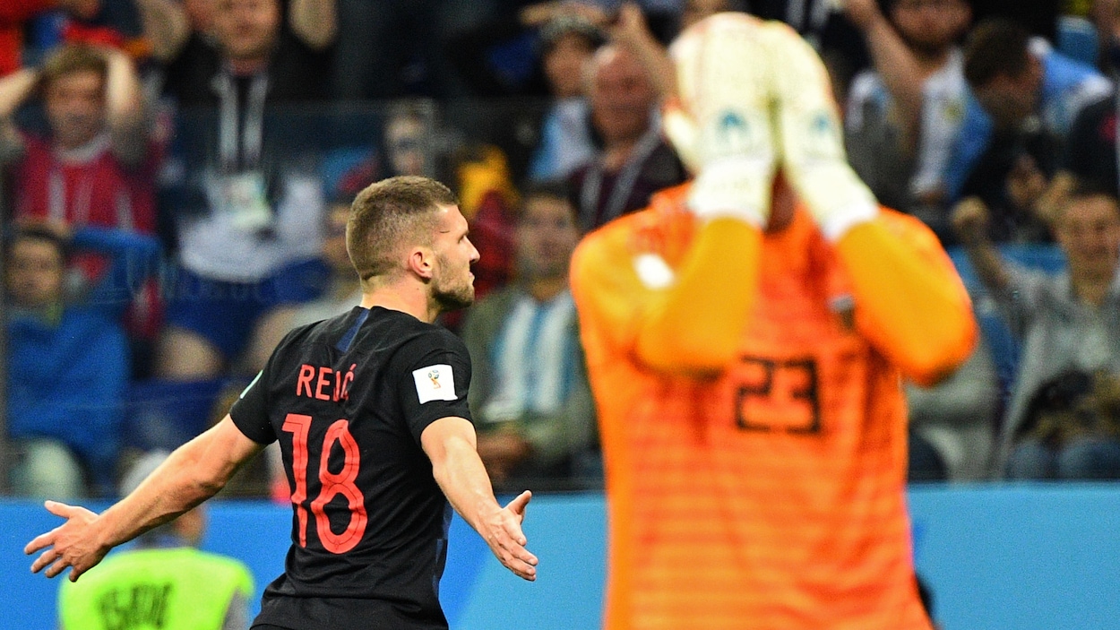 Le gardien argentin Willy Caballero (à droite) réagit après avoir offert le premier but au Croate Ante Rebic. Le gardien argentin Willy Caballero (à droite) réagit après avoir offert le premier but au Croate Ante Rebic.