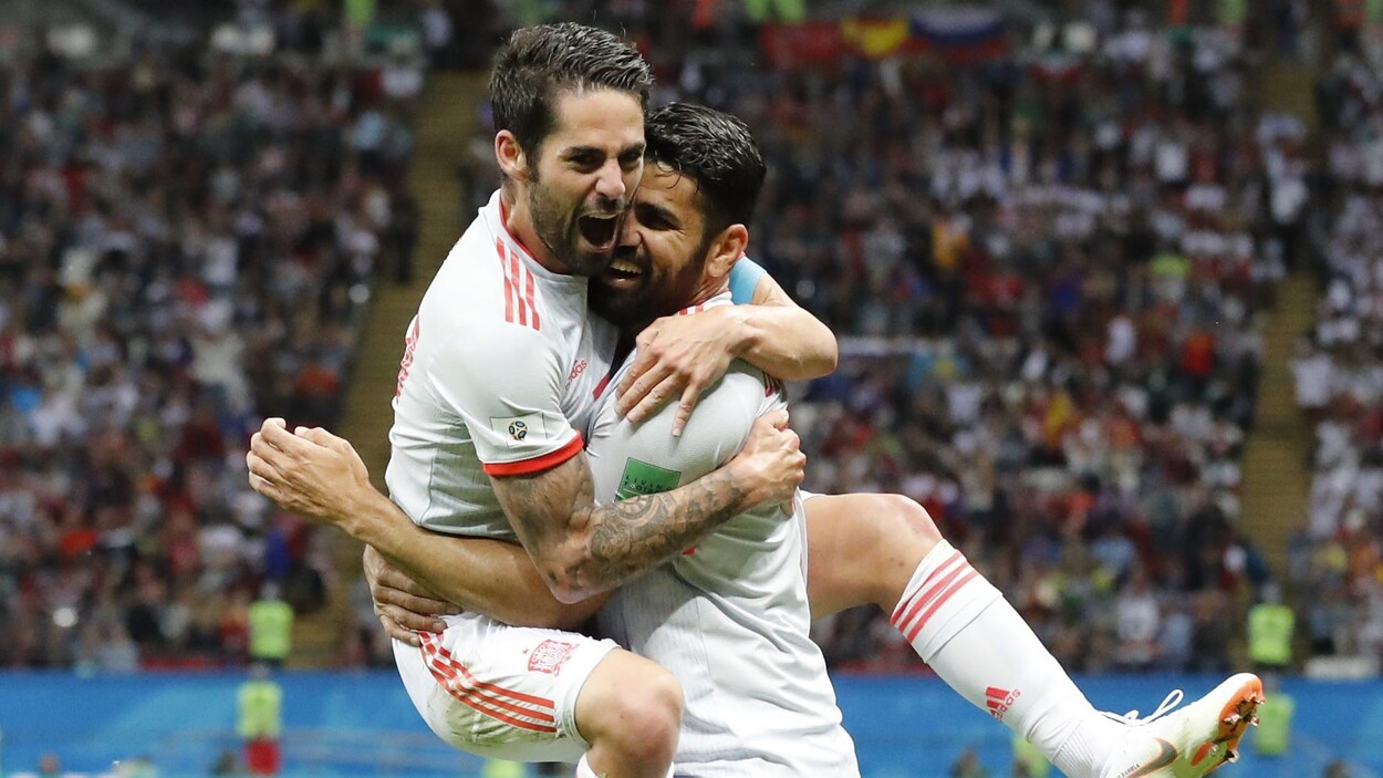L'Espagnol Diego Costa (à droite) célèbre son but contre l'Iran avec son coéquipier Isco. L'Espagnol Diego Costa (à droite) célèbre son but contre l'Iran avec son coéquipier Isco.