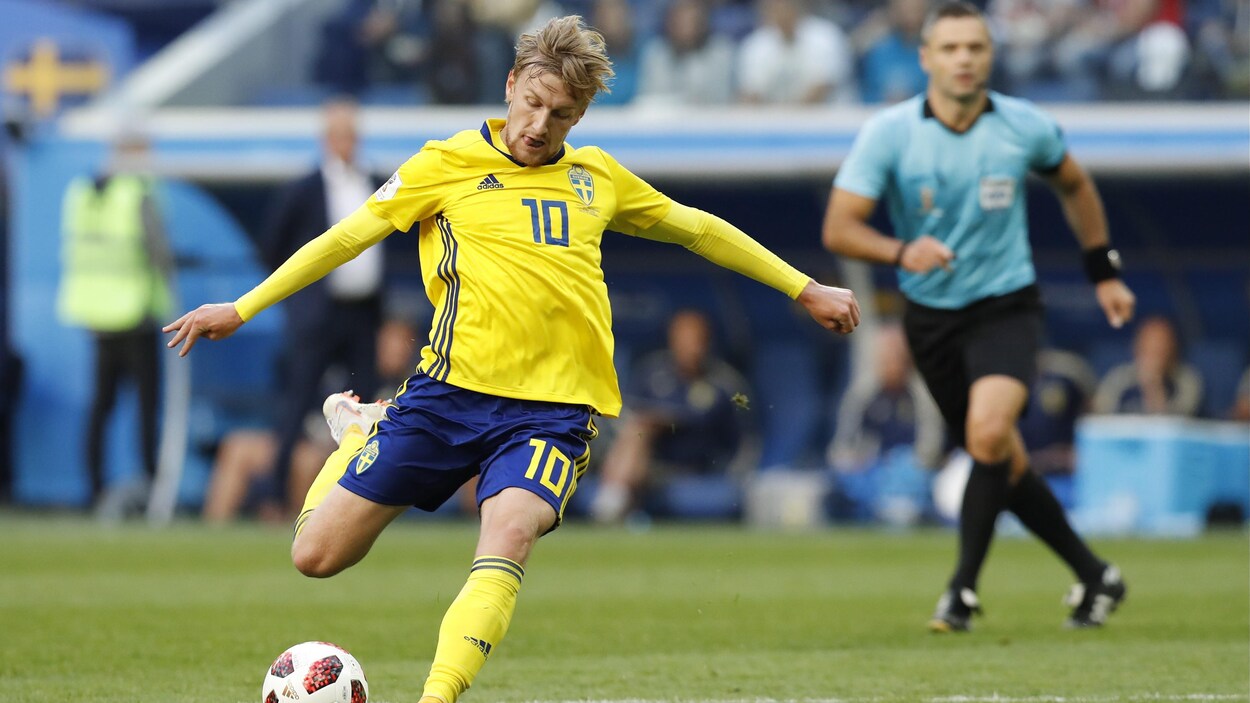 Le Suédois Emil Forsberg marque le seul but de son équipe contre la Suisse en huitièmes de finale de la Coupe du monde de soccer de 2018.