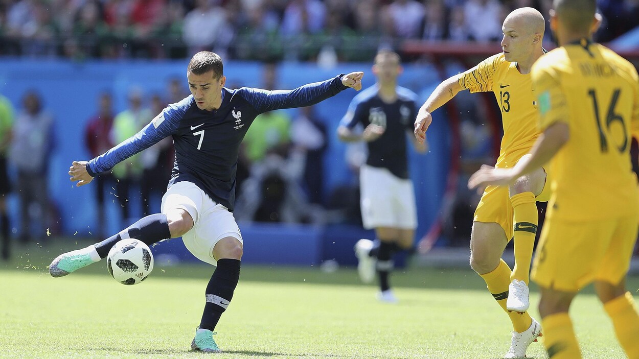 Le Français Antoine Griezmann (à gauche) tente de marquer contre l'Australie.