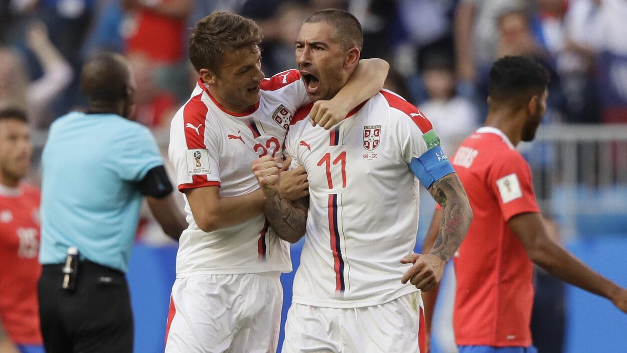 Le Serbe Adem Ljajic (à gauche) félicite son capitaine, Aleksandar Kolarov, après qu'il eut marquer sur coup franc contre le Costa Rica.