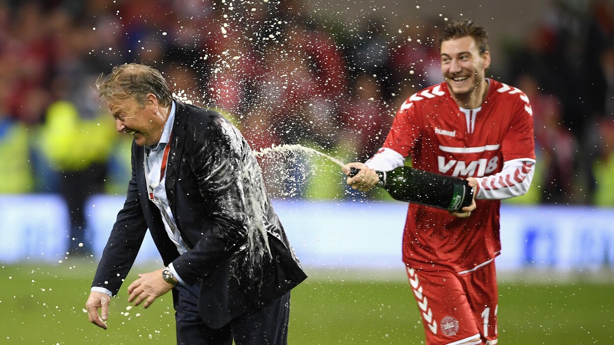 Nicklas Bendtner asperge de champagne son entraîneur Aage Hareide après la victoire du Danemark contre l'Irlande. Nicklas Bendtner asperge de champagne son entraîneur Aage Hareide après la victoire du Danemark contre l'Irlande.