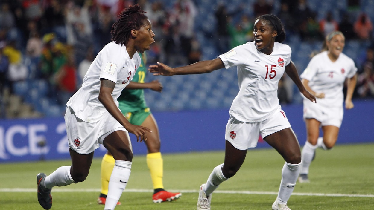 Kadeisha Buchanan (à gauche) célèbre son but contre le Cameroun en Coupe du monde féminine.