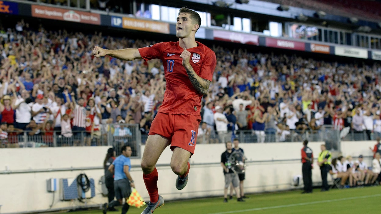 Il célèbre un but inscrit pour les États-Unis contre la Jamaïque en demi-finale de la Gold Cup.