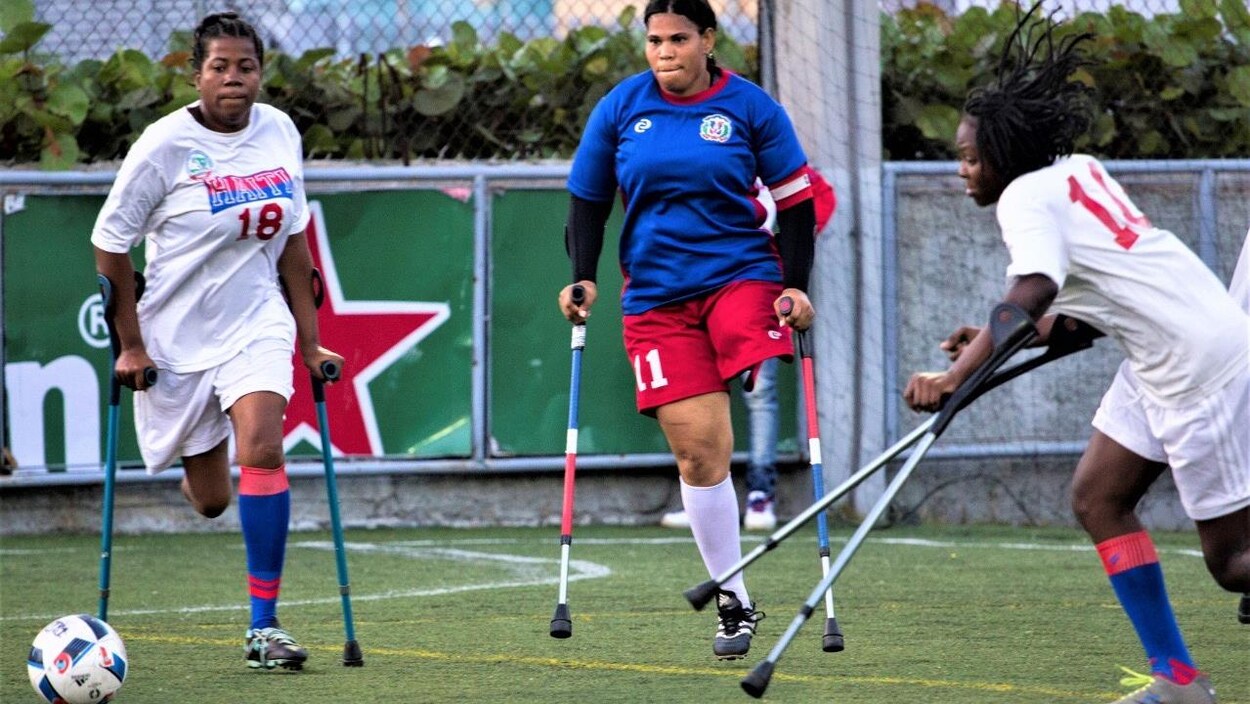 Des joueuses à la poursuite du ballon