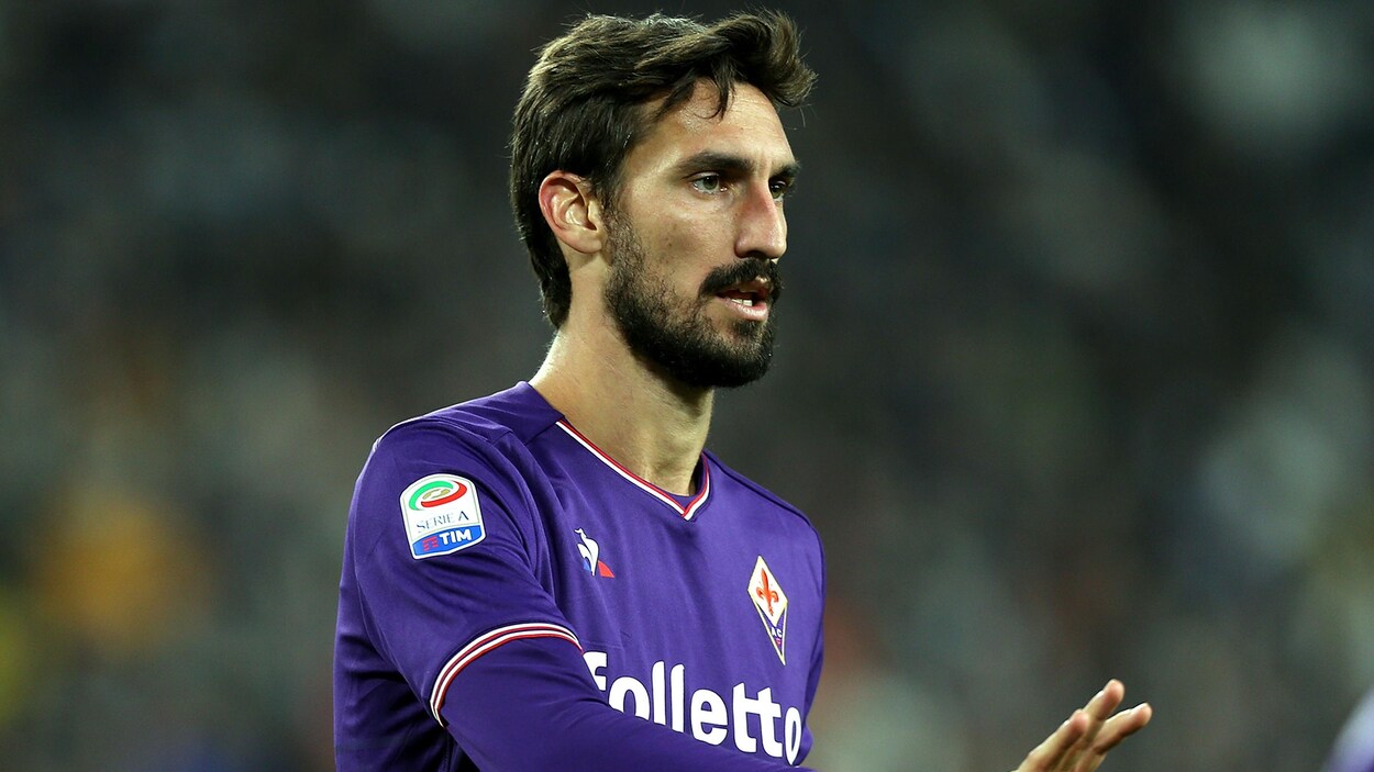 Le capitaine de la Fiorentina, Davide Astori, communique par un geste avec un coéquipier au cours d'un match contre la Juventus.