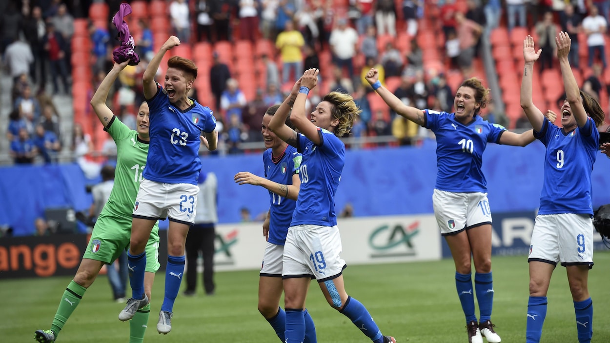 Cinq joueuses italiennes crient de joie.