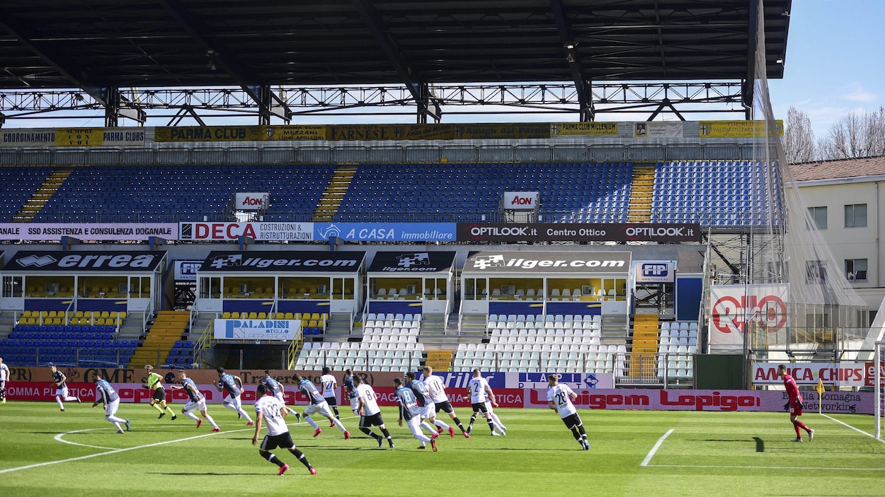 Les joueurs de Parme et de SPAL participent à un match.