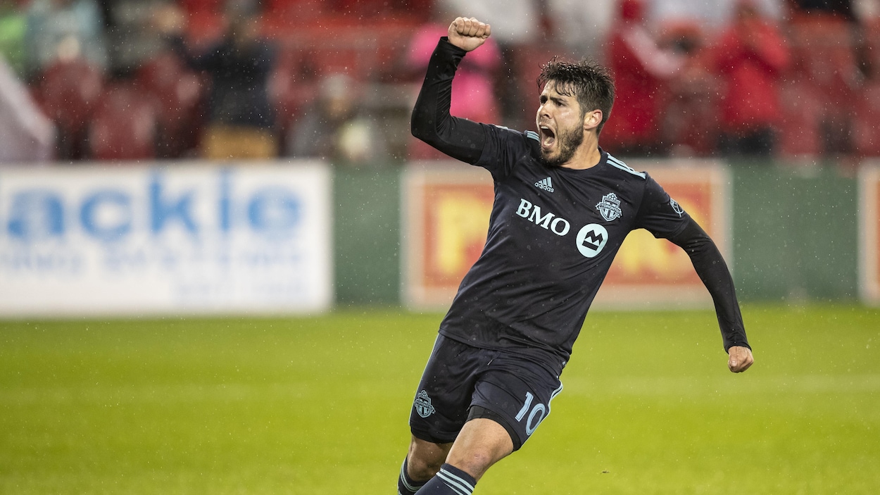 Un joueur de soccer serre le poing pour célébrer un but.