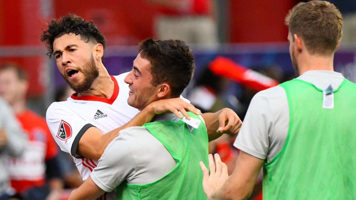 Jonathan Osorio (à gauche) saute dans les bras de ses coéquipiers remplaçants pour le Toronto FC après avoir marqué un but contre le Fire de Chicago. Jonathan Osorio (à gauche) saute dans les bras de ses coéquipiers remplaçants pour le Toronto FC après avoir marqué un but contre le Fire de Chicago.