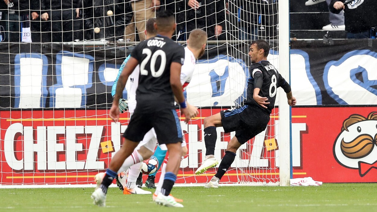 Chris Wondolowski (à droite) marque un but pour les Earthquakes de San José contre le Fire de Chicago.
