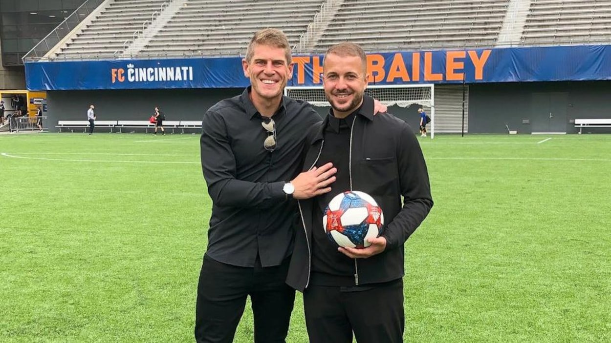 Ils prennent la pose avec un ballon dans le stade du FC Cincinnati.