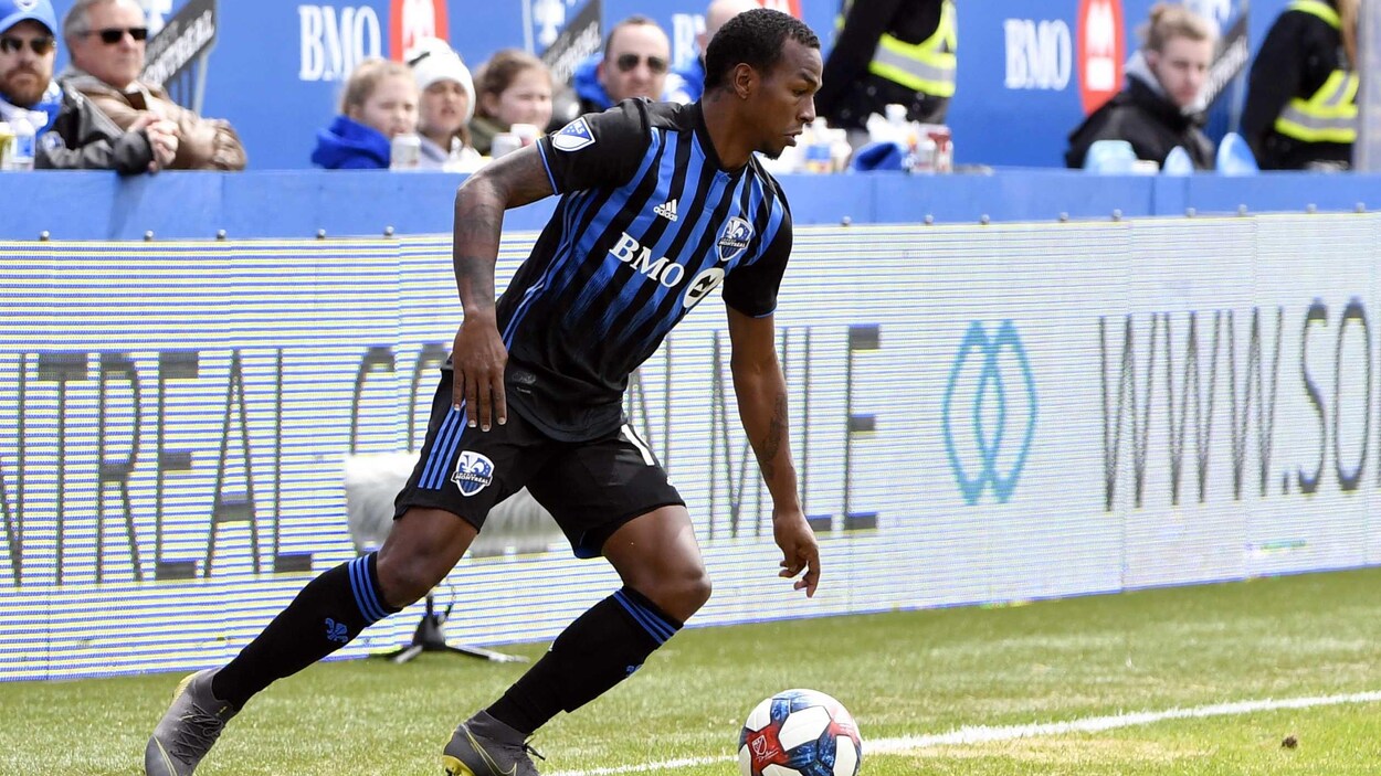 Il maîtrise le ballon dans un match entre l'Impact de Montréal et le Fire de Chicago.