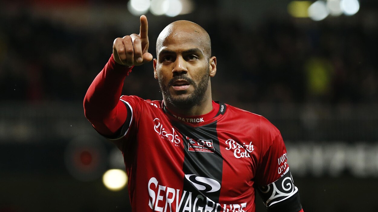 Jimmy Briand célèbre un but marqué pour Guingamp contre Troyes en Ligue 1. Jimmy Briand célèbre un but marqué pour Guingamp contre Troyes en Ligue 1.