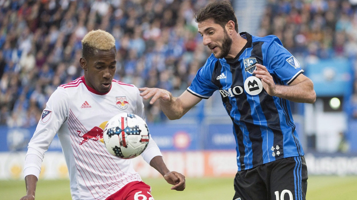 Les deux joueurs bataillent pour le ballon. Les deux joueurs bataillent pour le ballon.