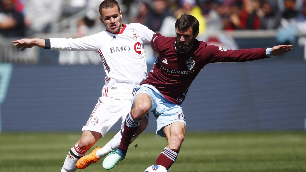 Jack Price (à droite), des Rapids du Colorado, tente de conserver le ballon devant Ager Aketxe, du Toronto FC. Jack Price (à droite), des Rapids du Colorado, tente de conserver le ballon devant Ager Aketxe, du Toronto FC.