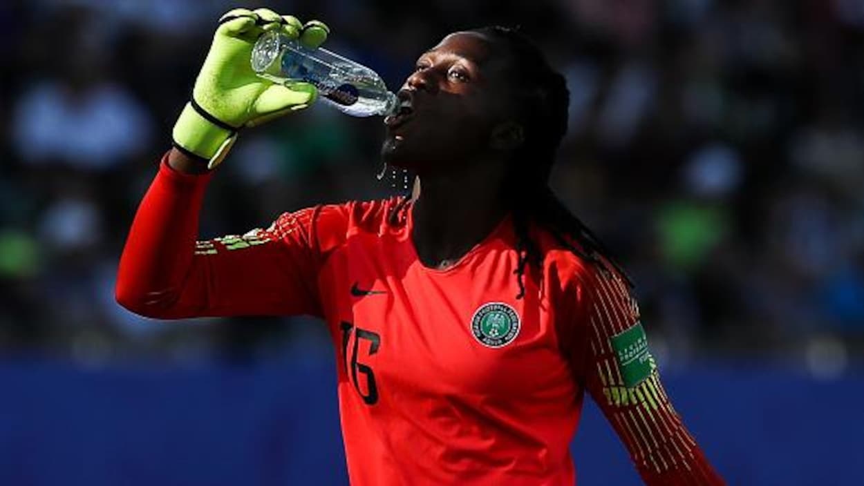 La joueuse de soccer nigérianne Chiamaka Nnadozie boit de l'eau pendant un match de la Coupe du monde.