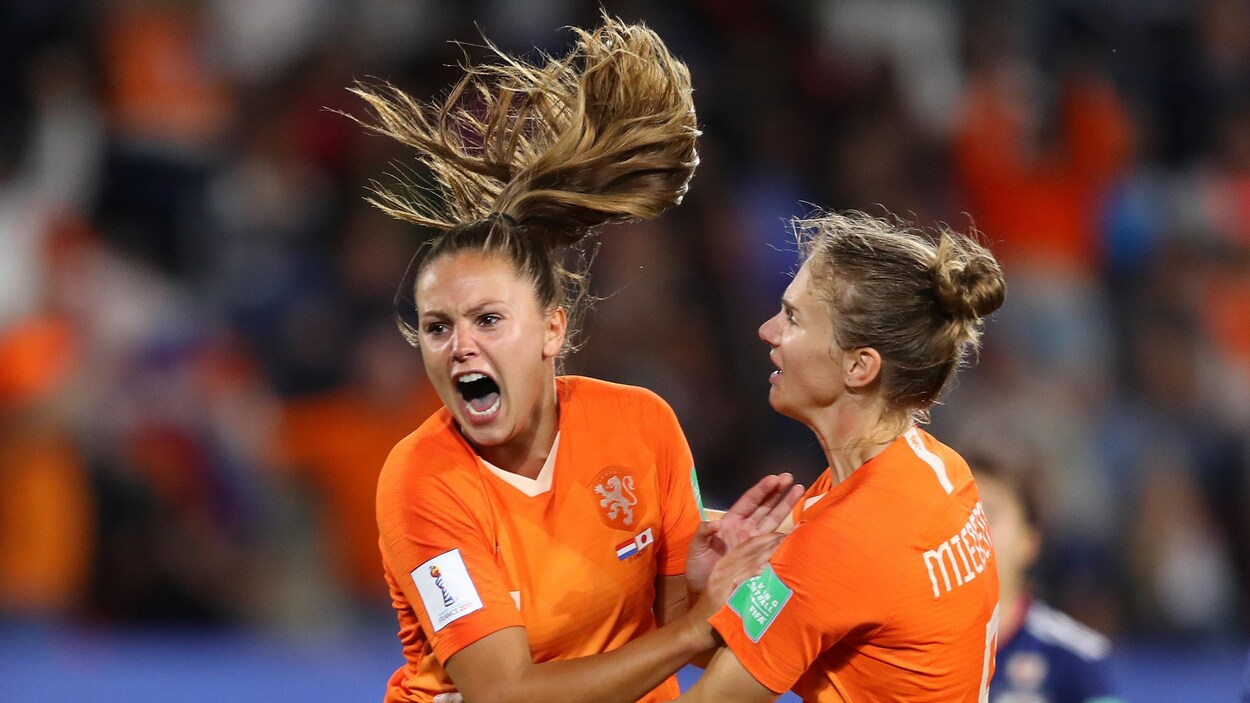 Lieke Martens célèbre un but après un tir de pénalité contre le Japon en huitièmes de finale.