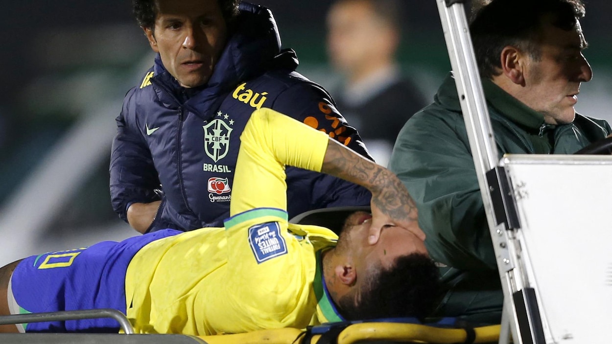 Ruptura de ligamento cruzado e cirurgia para Neymar brasileiro