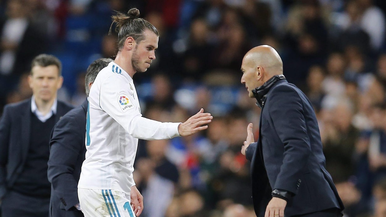 Il serre la main de l'entraîneur Zinédine Zidane (à droite) au cours d'un match contre le Celta de Vigo.