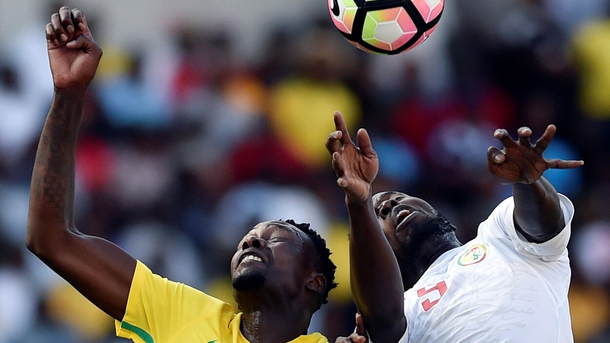 Mulomowandau Mathoho de l'Afrique du Sud (à droite) dispute le ballon à Mame Diouf du Sénégal.