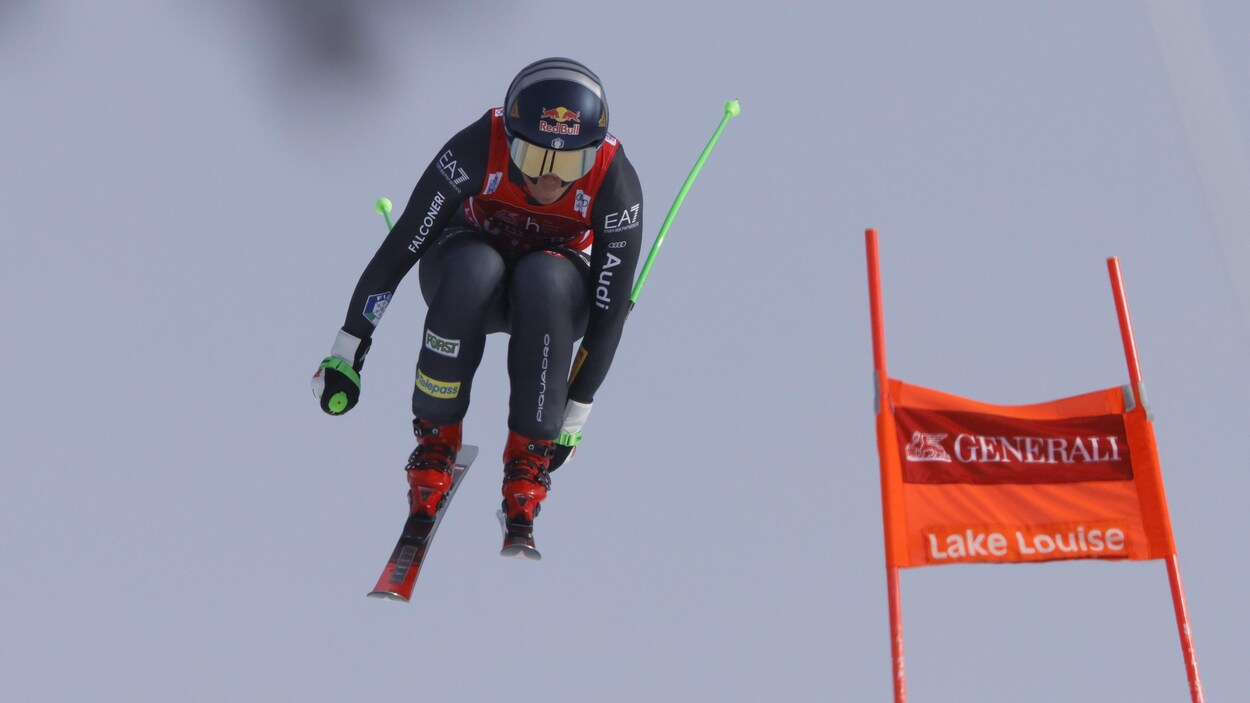 Une skieuse flotte dans les airs.