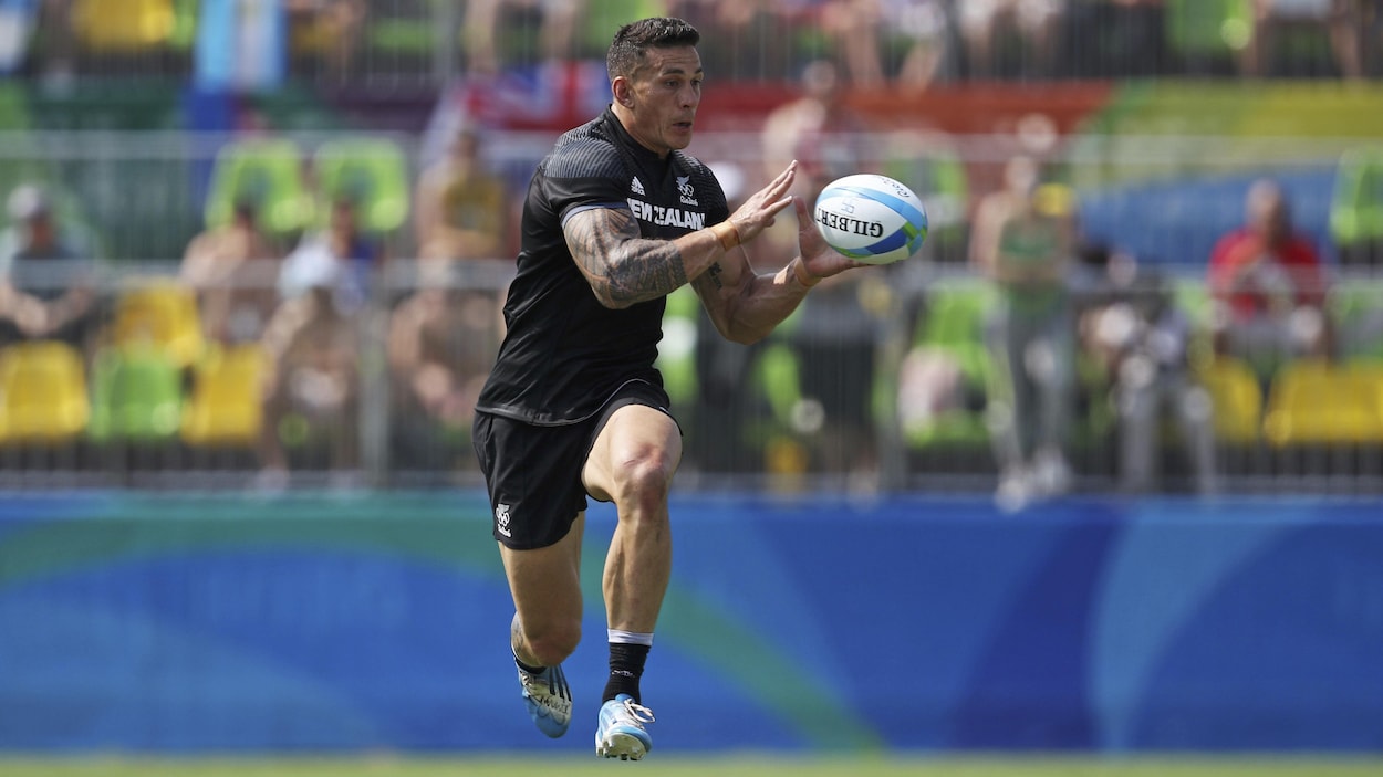 Sonny Bill Williams attrape un ballon de rugby.