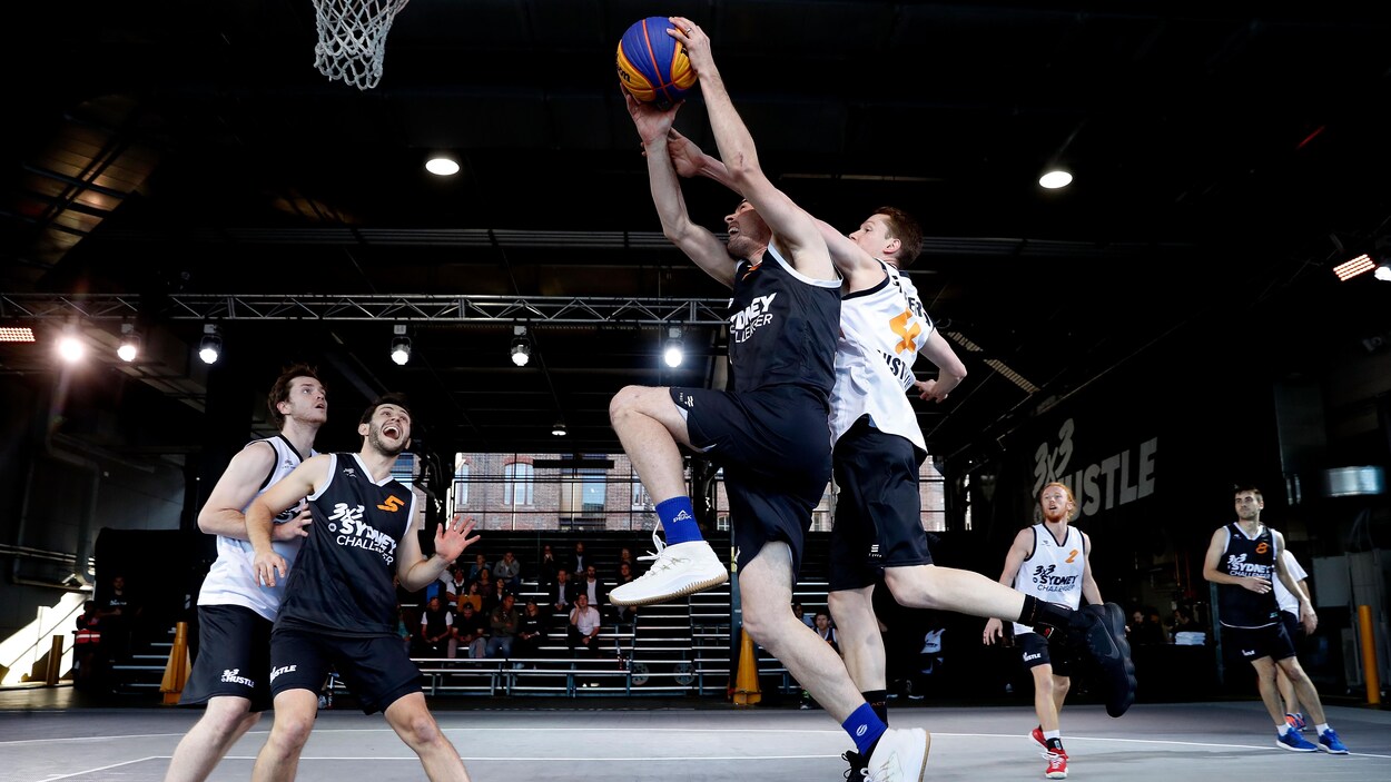 Deux équipes s'affrontent lors d'un tournoi de basketball trois contre trois présenté à Sydney en Australie.