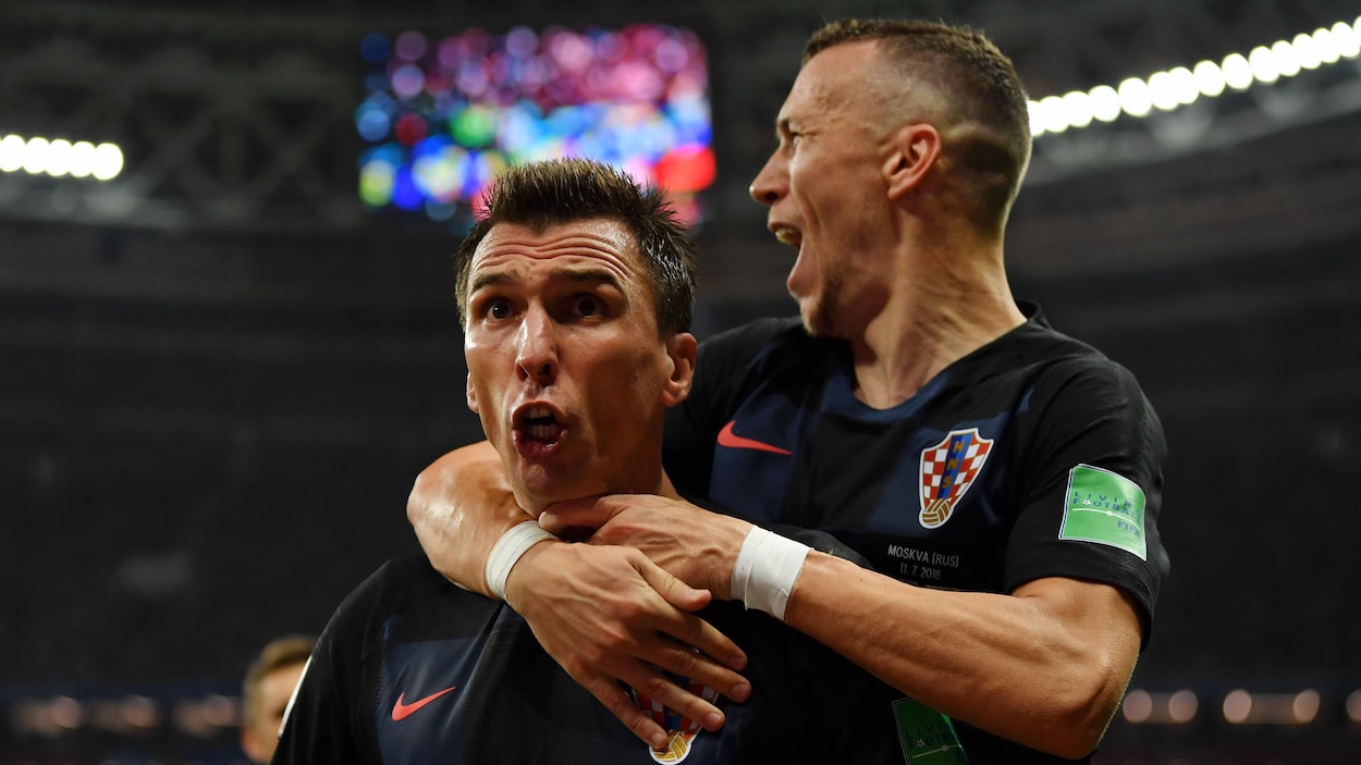 Ivan Perisic saute sur le dos de Mario Mandzukic après son but en prolongation.