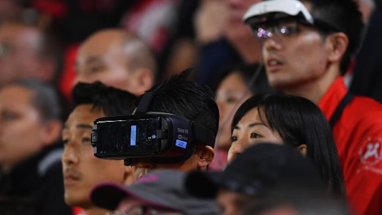 Ils portent des lunettes de réalité virtuelles. Ils portent des lunettes de réalité virtuelles.