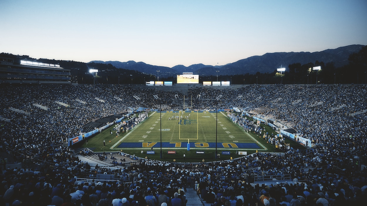 Vue aérienne du stade Rose Bowl pendant un match de football Vue aérienne du stade Rose Bowl pendant un match de football
