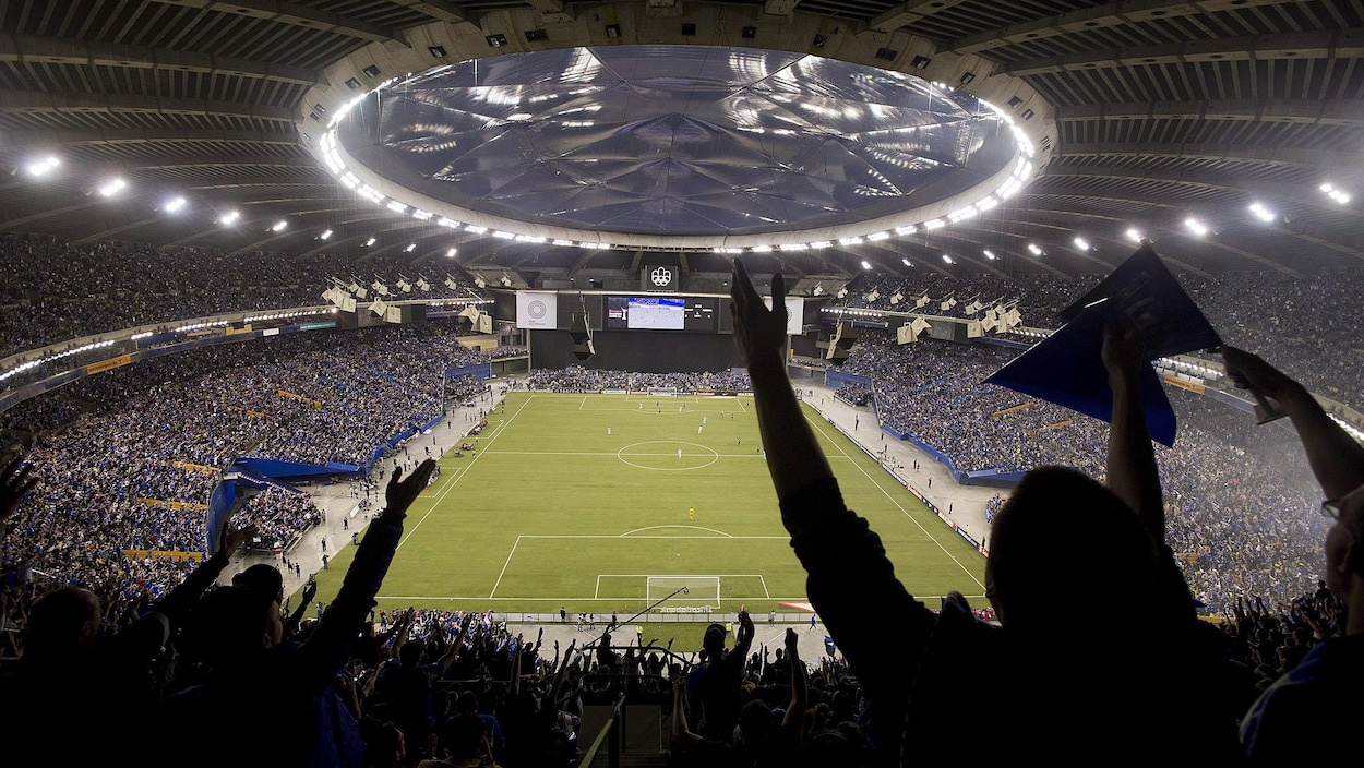 Le Stade olympique de Montréal à guichets fermés lors du match retour de la finale de la Ligue des champions de la CONCACAF en 2015