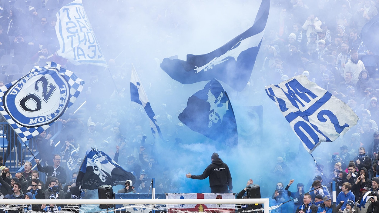 stade-saputo-partisans-ultras-fumigenes.jpg