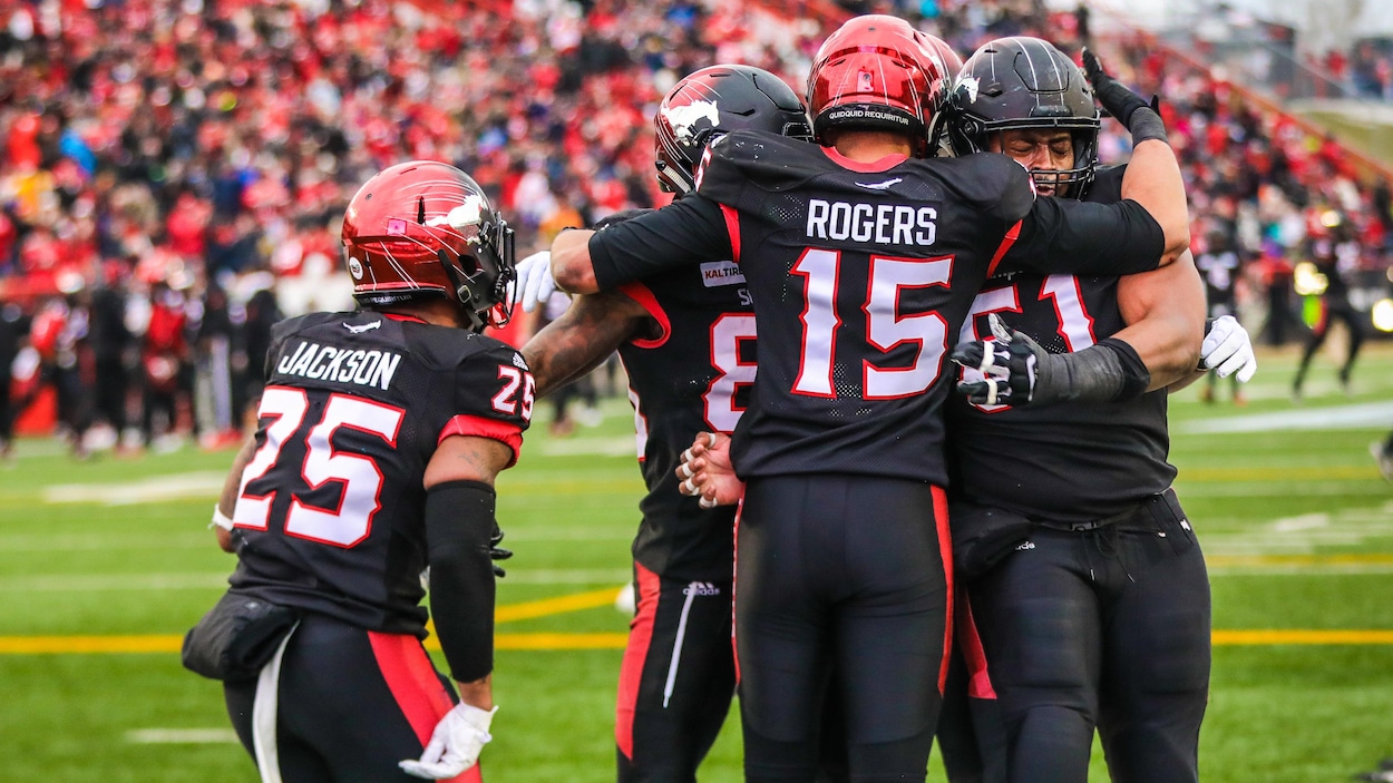 Les joueurs des Stampeders célèbrent un touché contre les Blue Bombers.