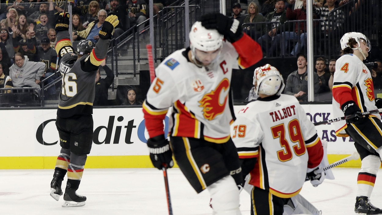 Un joueur de hockey lève les mains en l'air.