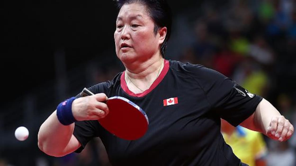La pongiste canadienne frappe une balle aux Jeux du Commonwealth l'an dernier.