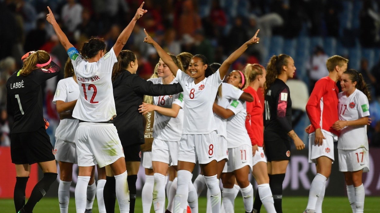 Stephanie Labbé (no 1), Christine Sinclair (no 12) et Jayde Riviere (no 8) célèbrent à la fin d'un match de l'équipe canadienne.