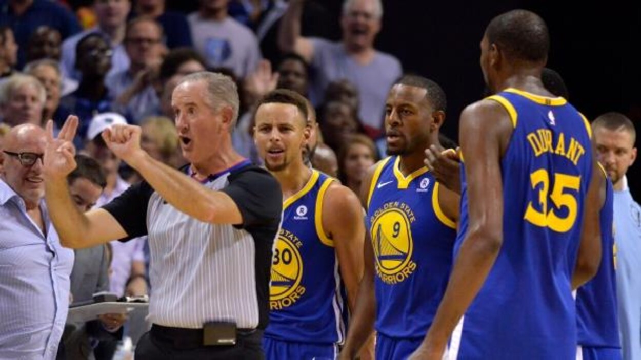 Stephen Curry (derrière l'arbitre) Stephen Curry (derrière l'arbitre)