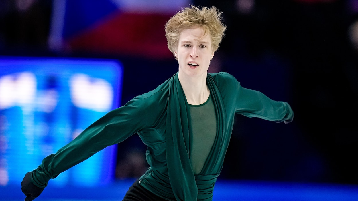 Stephen Gogolev au pied du podium des mondiaux de patinage artistique