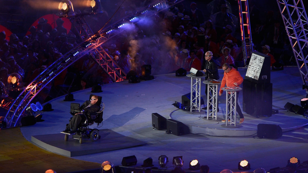 Stephen Hawking aux cérémonies d'ouverture des Jeux paralympiques de Londres, en 2012. Stephen Hawking aux cérémonies d'ouverture des Jeux paralympiques de Londres, en 2012.