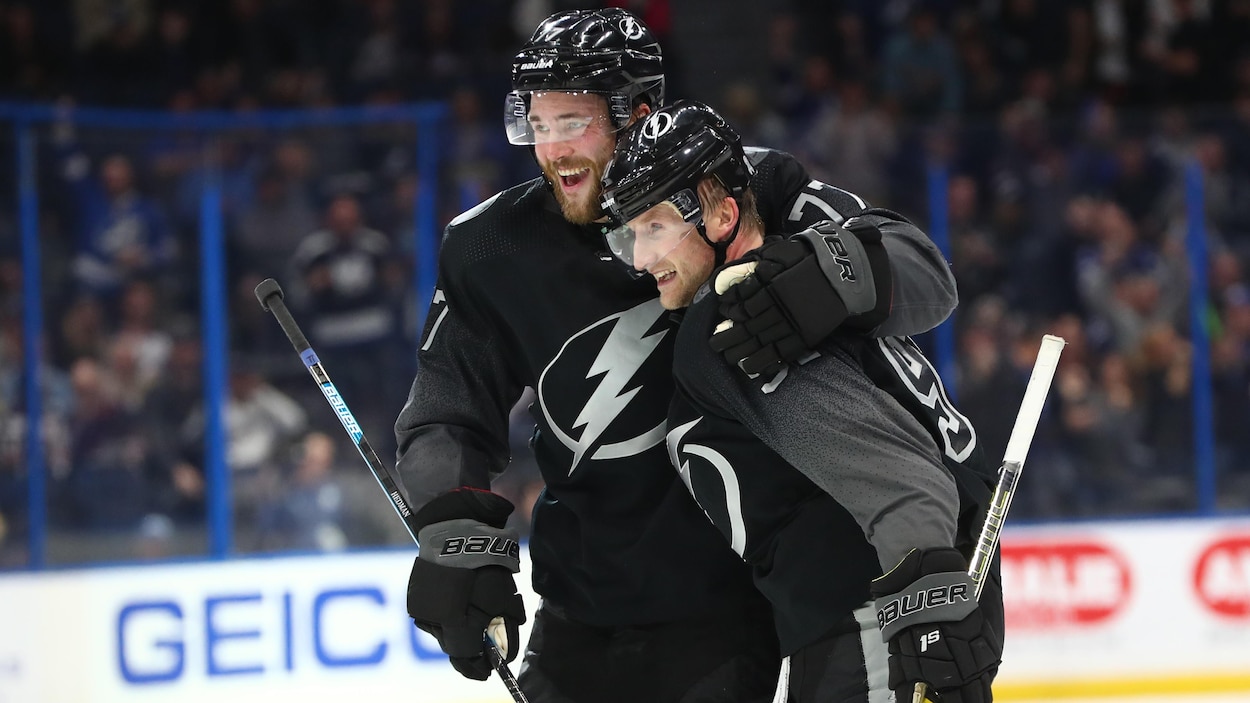 Les deux joueurs se font une accolade.